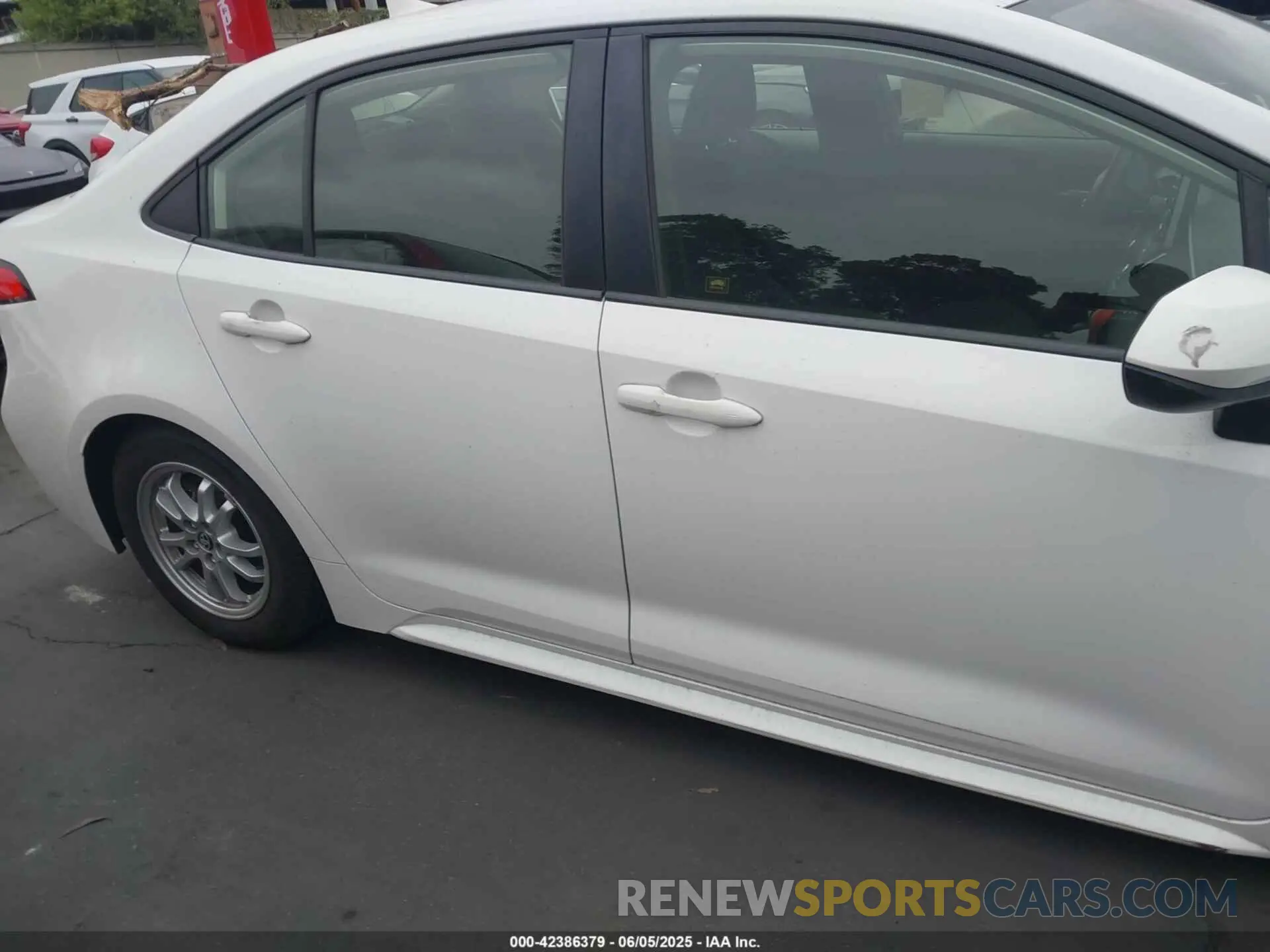 13 fotografías del automóvil dañado JTDEBRBE9LJ014457 TOYOTA COROLLA 2020