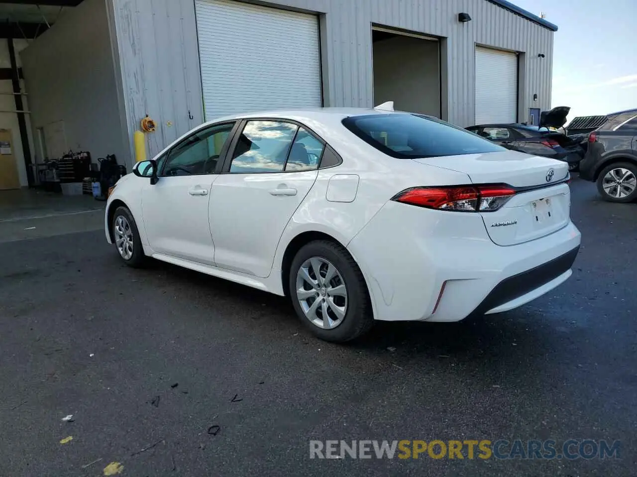 2 fotografías del automóvil dañado 5YFEPMAE0MP185892 TOYOTA COROLLA 2021