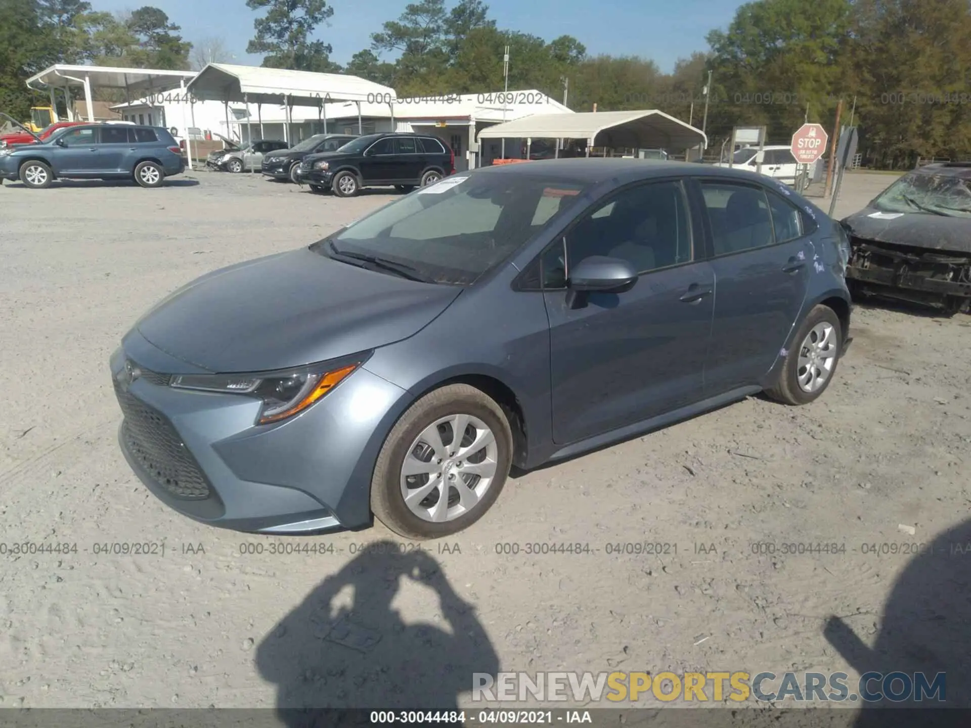 2 fotografías del automóvil dañado 5YFEPMAE1MP152190 TOYOTA COROLLA 2021