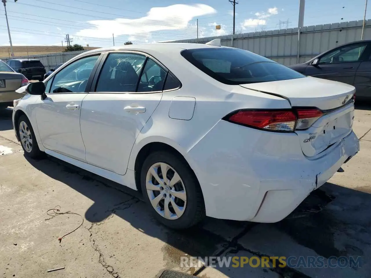 2 fotografías del automóvil dañado 5YFEPMAE1MP246716 TOYOTA COROLLA 2021