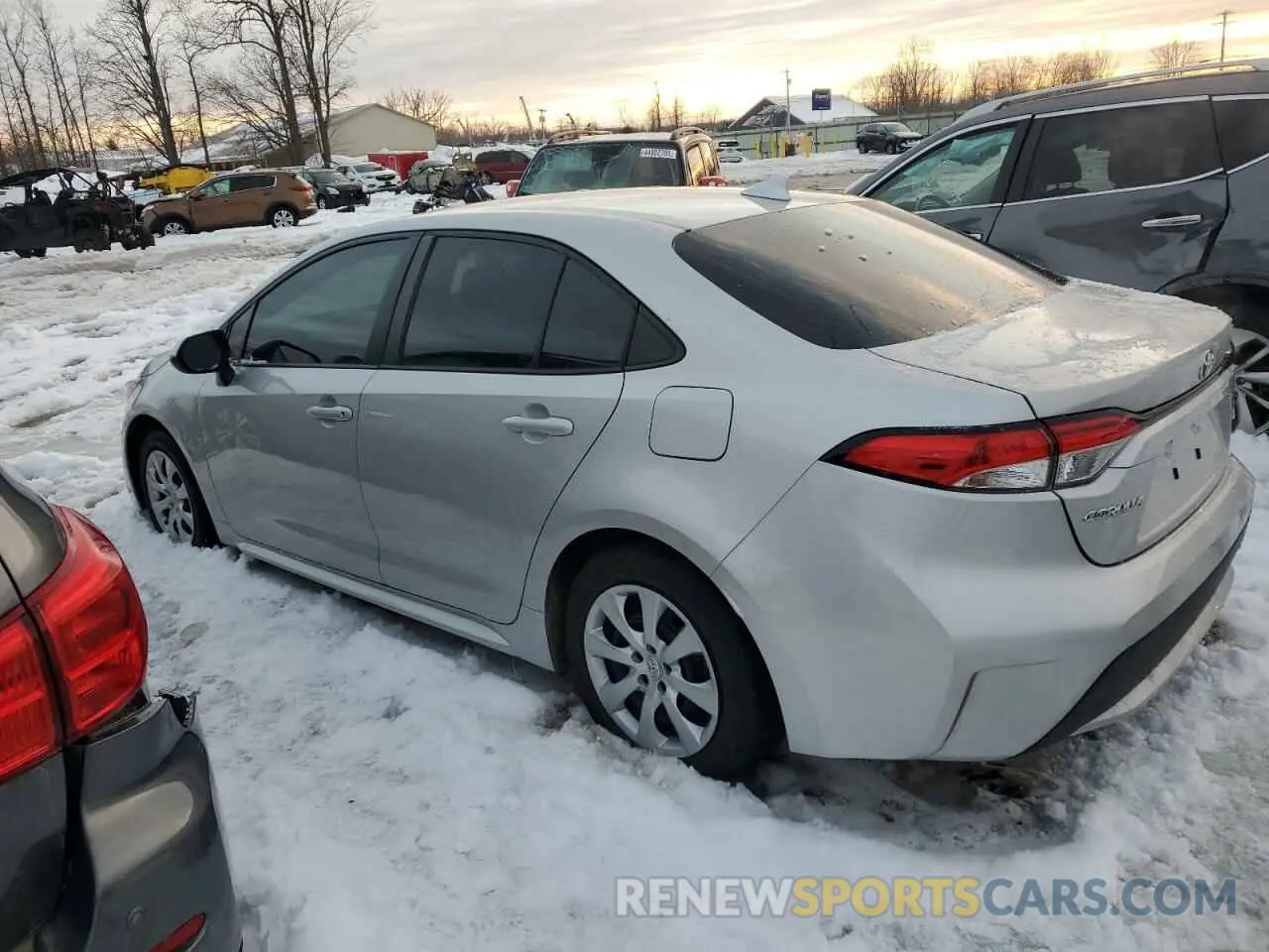 2 fotografías del automóvil dañado 5YFEPMAE2MP256588 TOYOTA COROLLA 2021