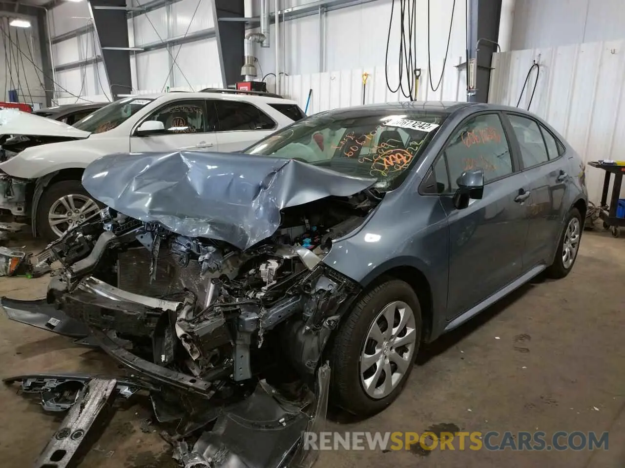 2 fotografías del automóvil dañado 5YFEPMAE2MP269146 TOYOTA COROLLA 2021