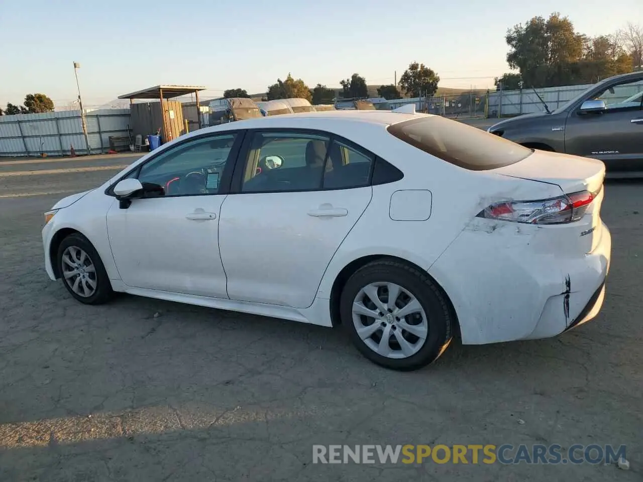 2 fotografías del automóvil dañado 5YFEPMAE3MP187202 TOYOTA COROLLA 2021