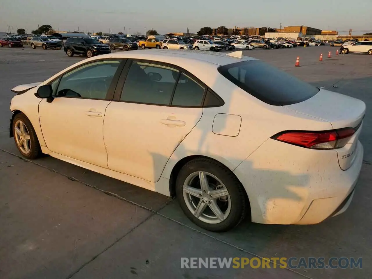 2 fotografías del automóvil dañado 5YFEPMAE4MP177875 TOYOTA COROLLA 2021
