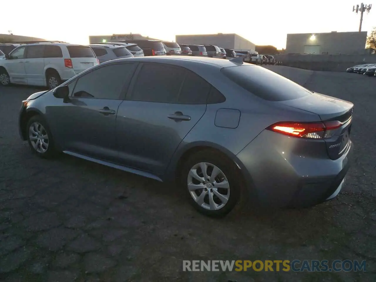 2 fotografías del automóvil dañado 5YFEPMAE4MP237170 TOYOTA COROLLA 2021