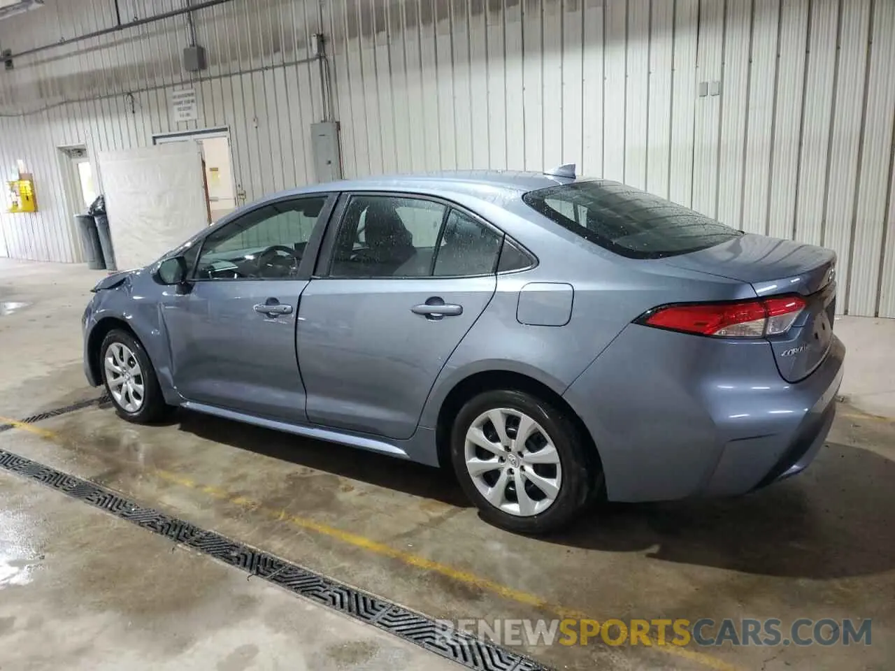 2 fotografías del automóvil dañado 5YFEPMAE4MP237850 TOYOTA COROLLA 2021