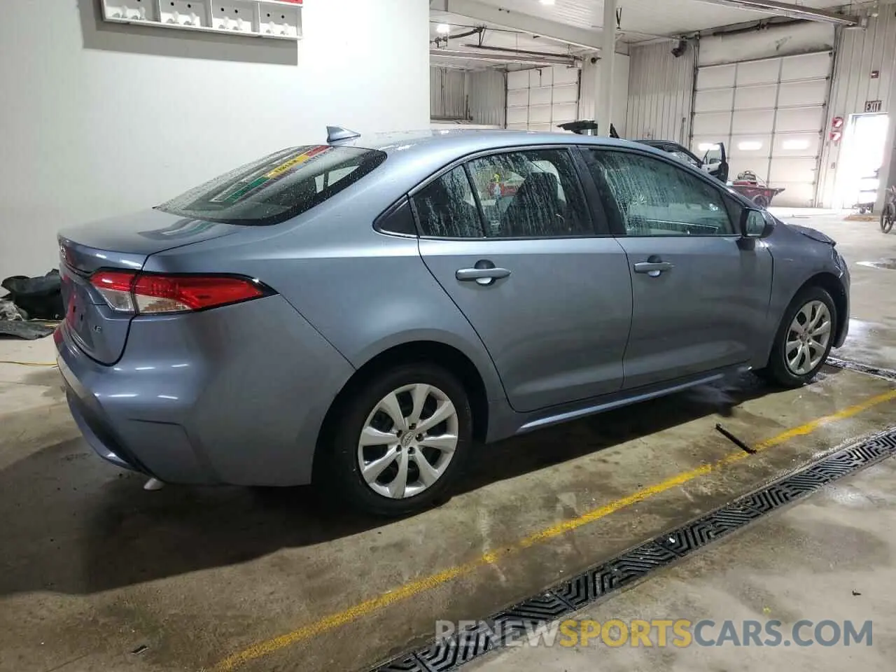 3 fotografías del automóvil dañado 5YFEPMAE4MP237850 TOYOTA COROLLA 2021