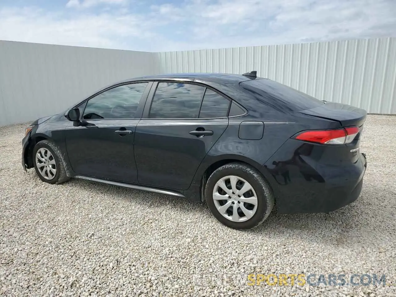 2 fotografías del automóvil dañado 5YFEPMAE4MP259346 TOYOTA COROLLA 2021
