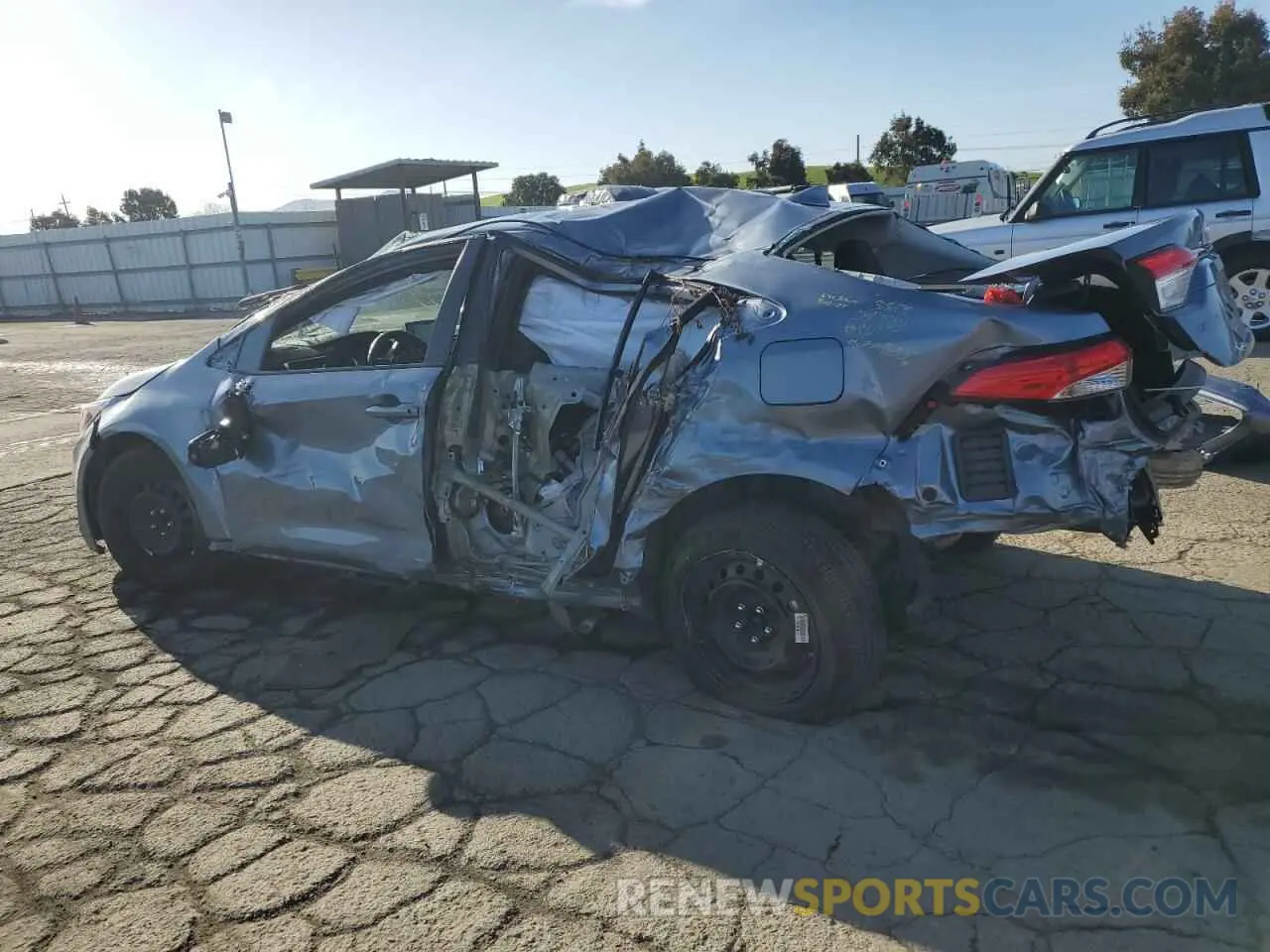 2 fotografías del automóvil dañado 5YFEPMAE4MP267852 TOYOTA COROLLA 2021