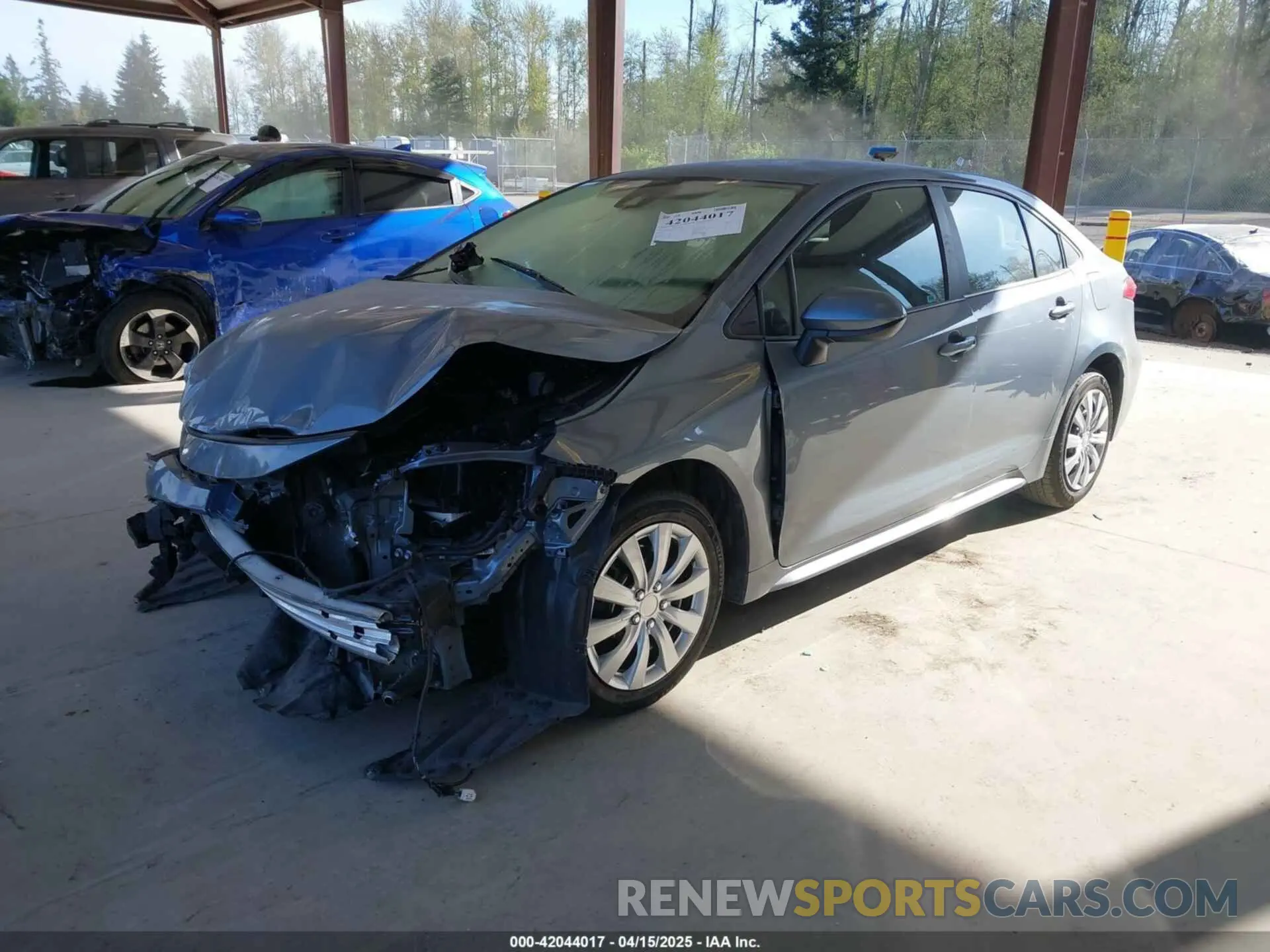 2 fotografías del automóvil dañado 5YFEPMAE5MP204274 TOYOTA COROLLA 2021