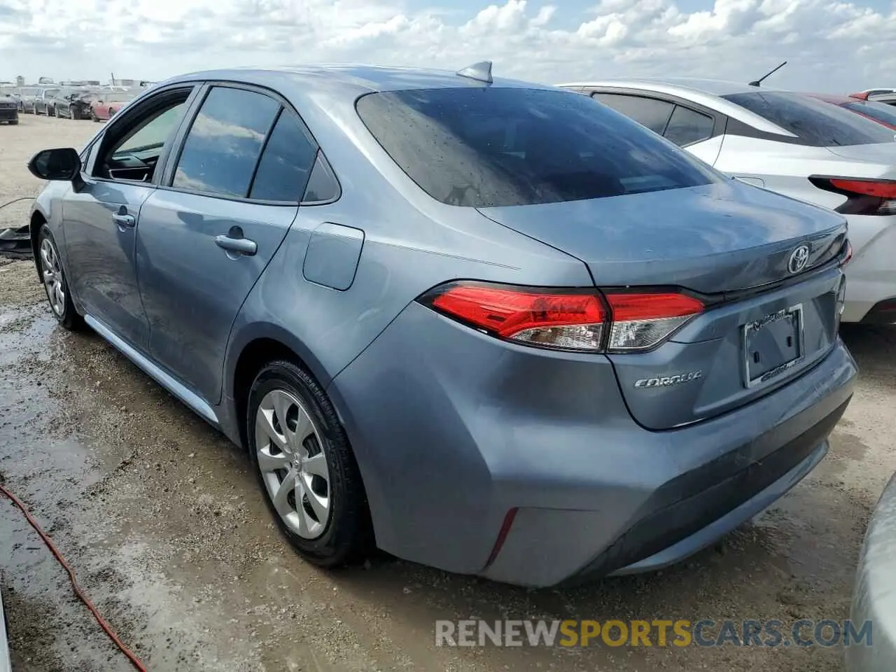 2 fotografías del automóvil dañado 5YFEPMAE5MP264572 TOYOTA COROLLA 2021