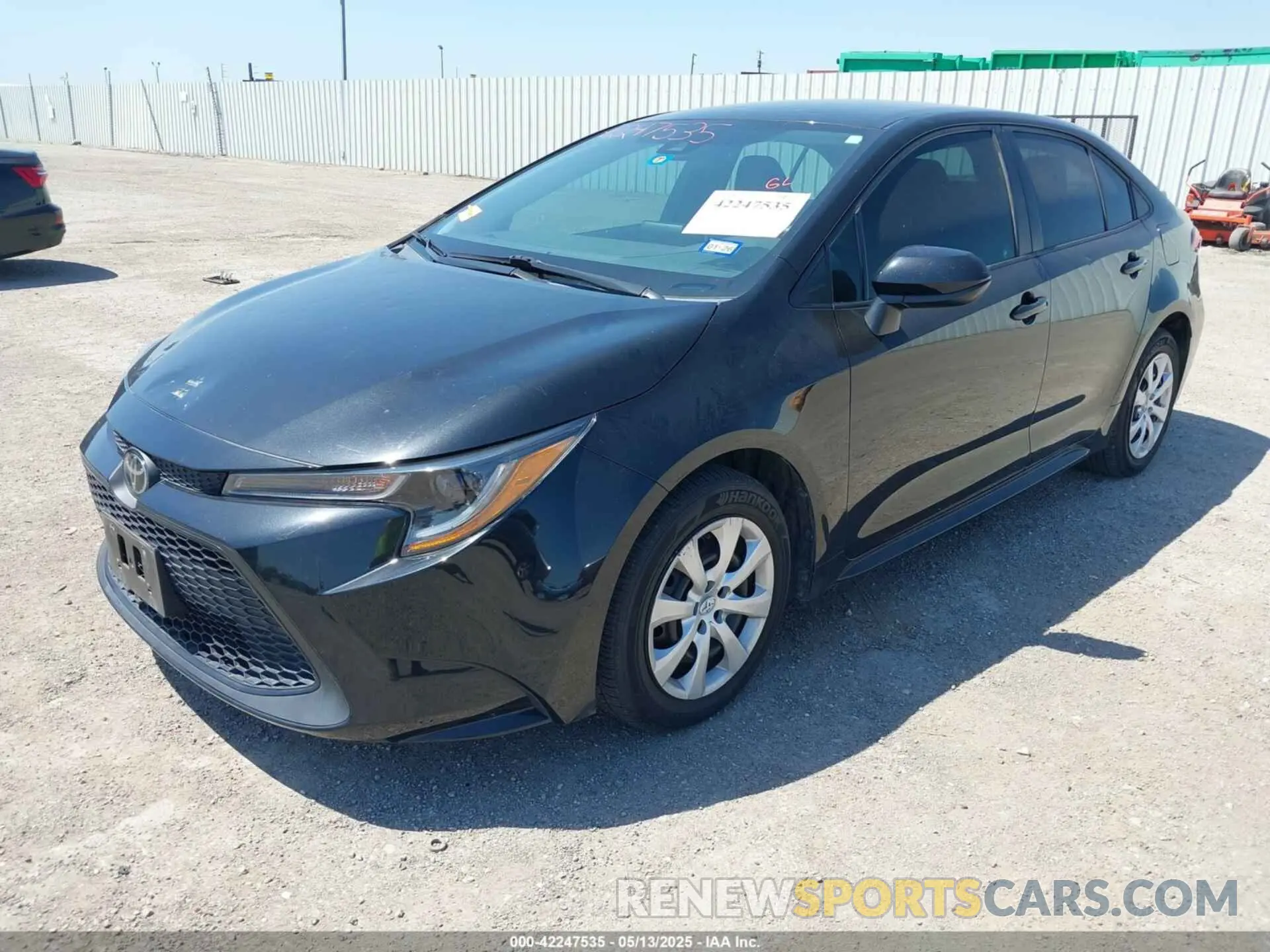 2 fotografías del automóvil dañado 5YFEPMAE6MP175349 TOYOTA COROLLA 2021
