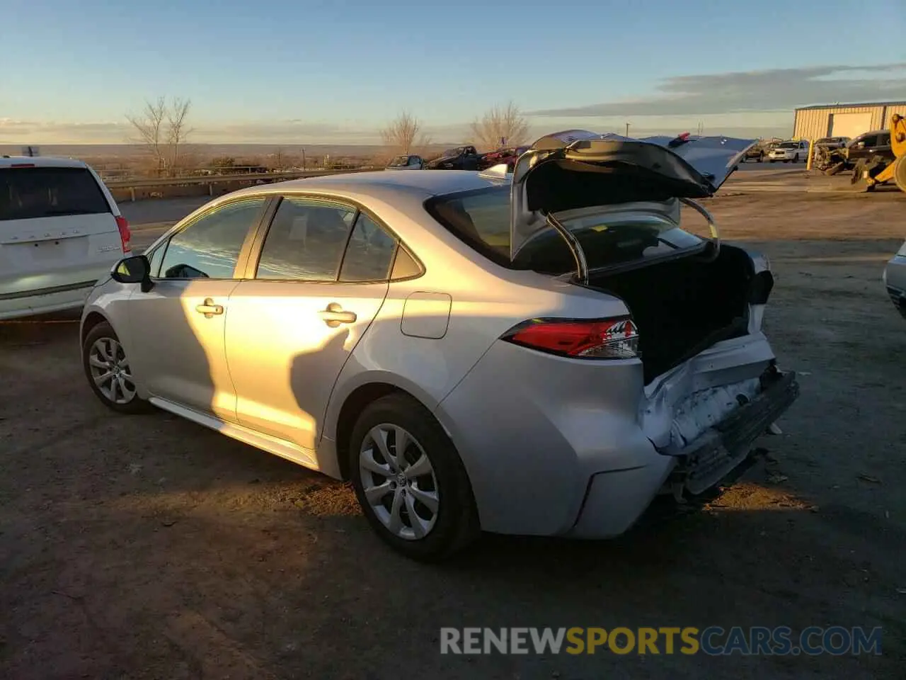 2 fotografías del automóvil dañado 5YFEPMAE6MP203246 TOYOTA COROLLA 2021