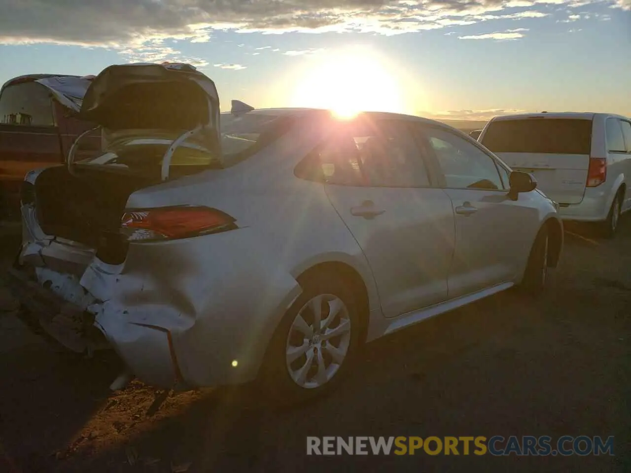 3 fotografías del automóvil dañado 5YFEPMAE6MP203246 TOYOTA COROLLA 2021