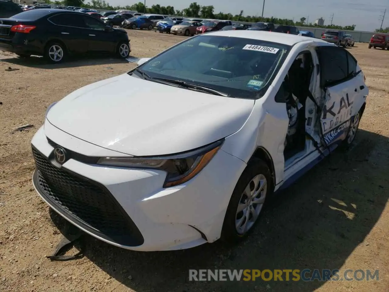 2 fotografías del automóvil dañado 5YFEPMAE8MP196526 TOYOTA COROLLA 2021