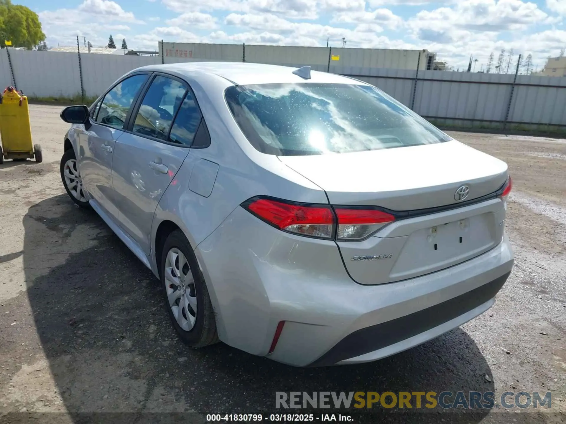 3 fotografías del automóvil dañado 5YFEPMAE8MP245580 TOYOTA COROLLA 2021