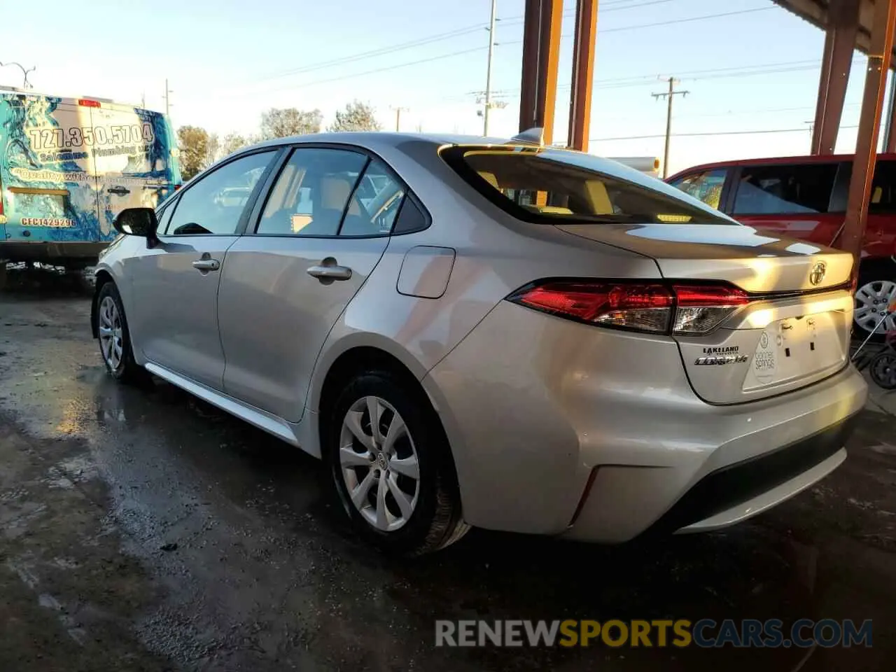 2 fotografías del automóvil dañado 5YFEPMAE9MP194042 TOYOTA COROLLA 2021