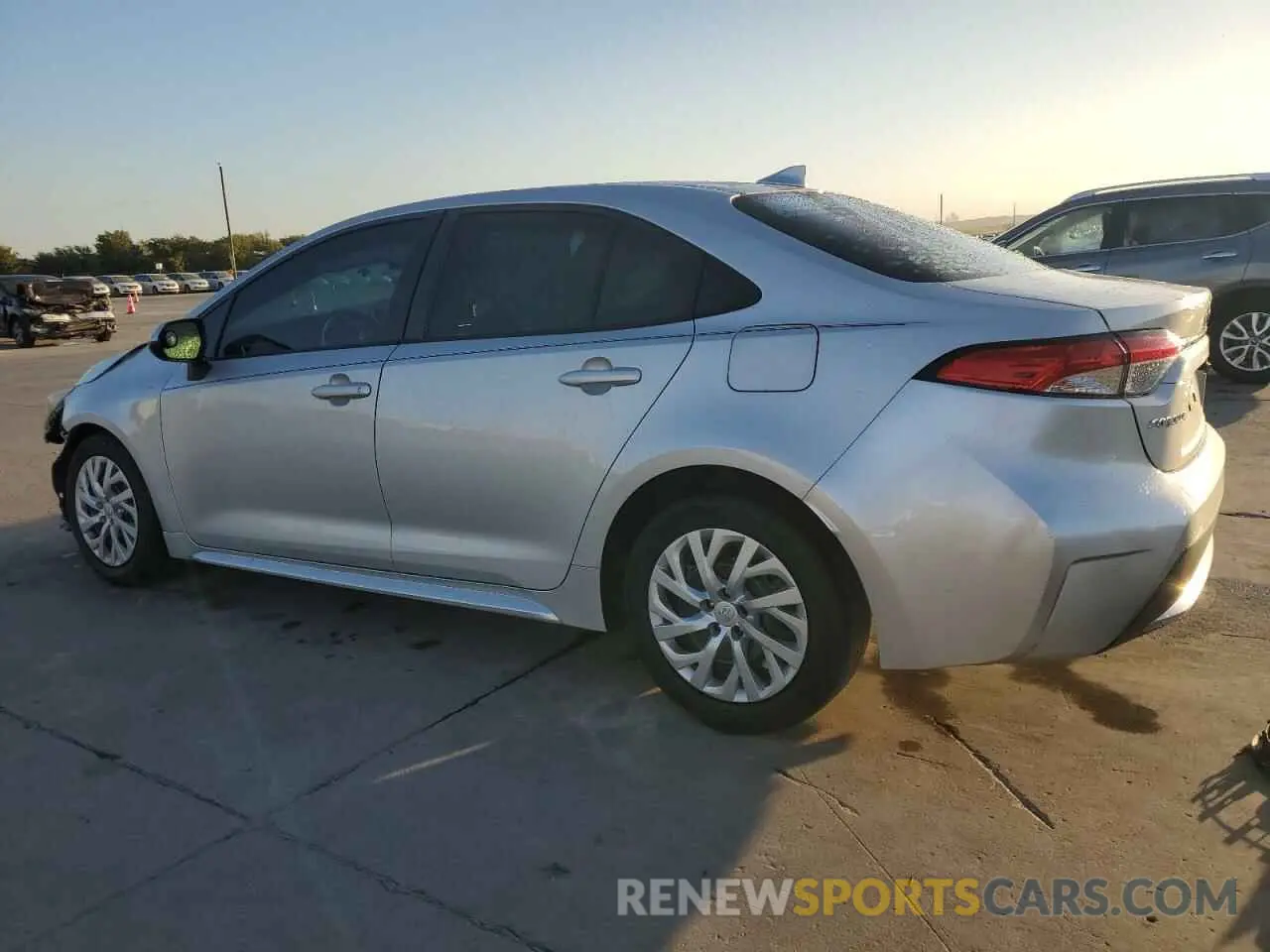 2 fotografías del automóvil dañado 5YFEPMAEXMP157565 TOYOTA COROLLA 2021