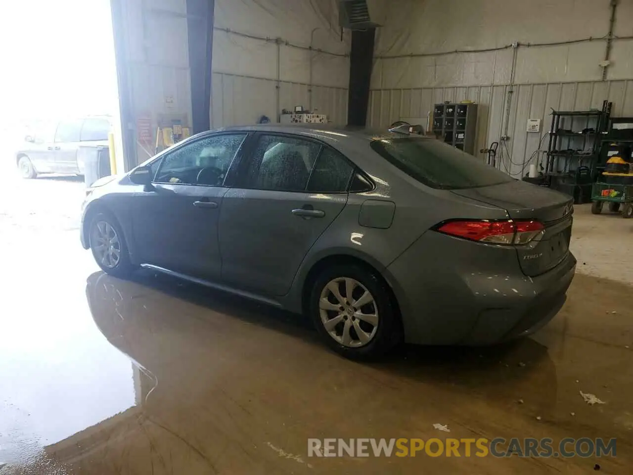2 fotografías del automóvil dañado 5YFEPMAEXMP207042 TOYOTA COROLLA 2021