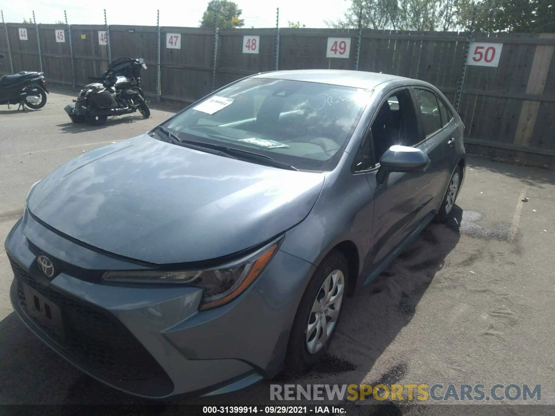2 fotografías del automóvil dañado 5YFEPMAEXMP247122 TOYOTA COROLLA 2021