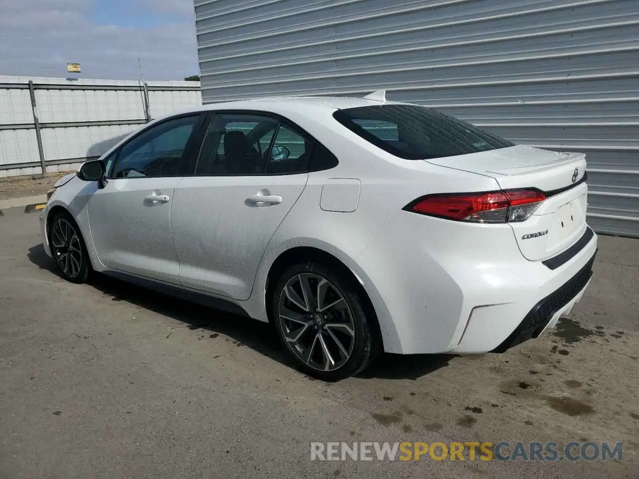 2 fotografías del automóvil dañado 5YFS4MCE3MP072639 TOYOTA COROLLA 2021
