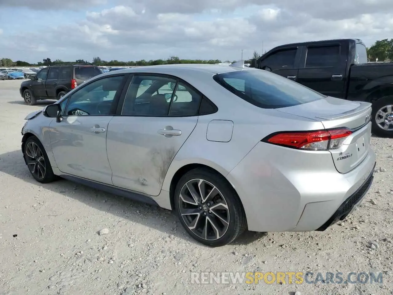 2 fotografías del automóvil dañado 5YFS4MCE4MP057731 TOYOTA COROLLA 2021