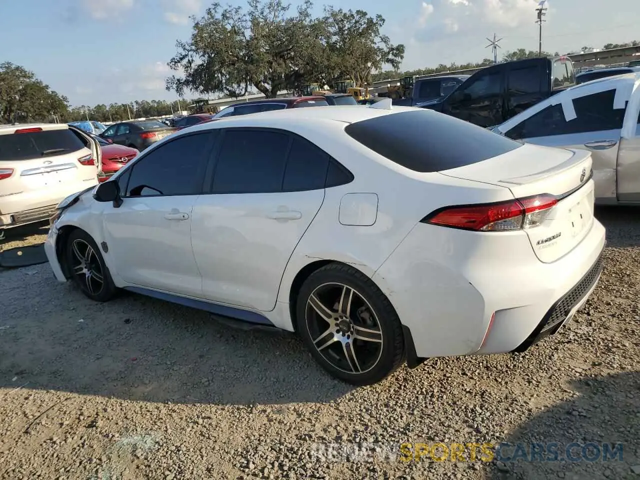 2 fotografías del automóvil dañado 5YFS4MCE5MP076935 TOYOTA COROLLA 2021