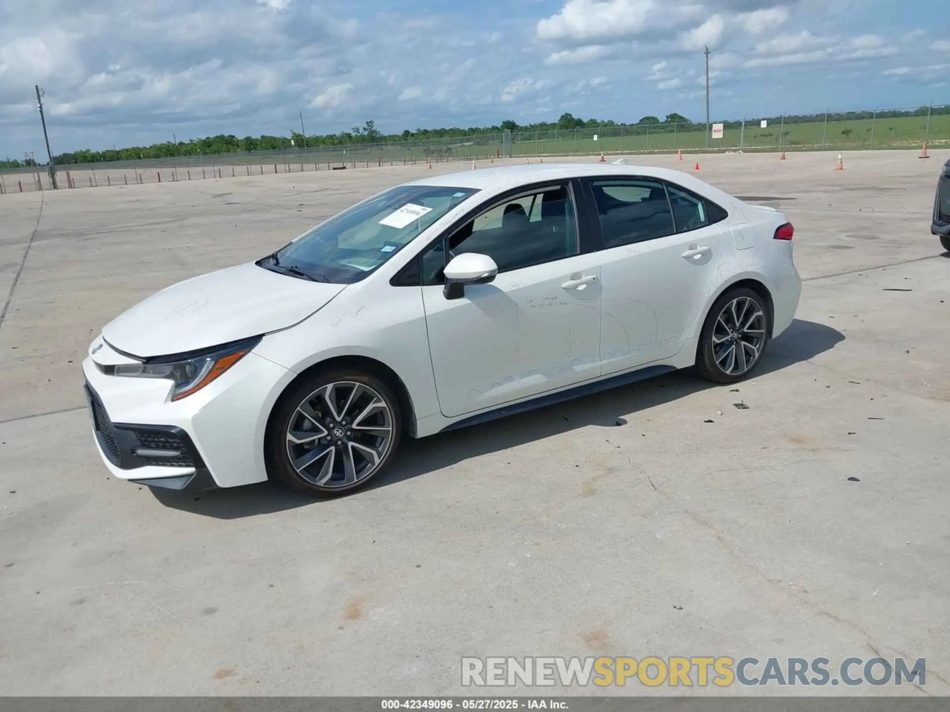 2 fotografías del automóvil dañado 5YFS4MCE5MP090561 TOYOTA COROLLA 2021