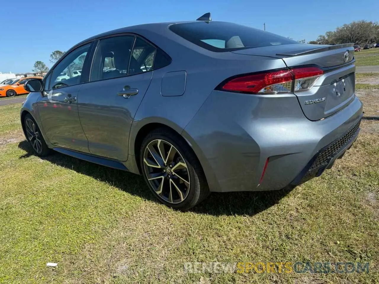 3 fotografías del automóvil dañado 5YFS4MCE9MP063380 TOYOTA COROLLA 2021