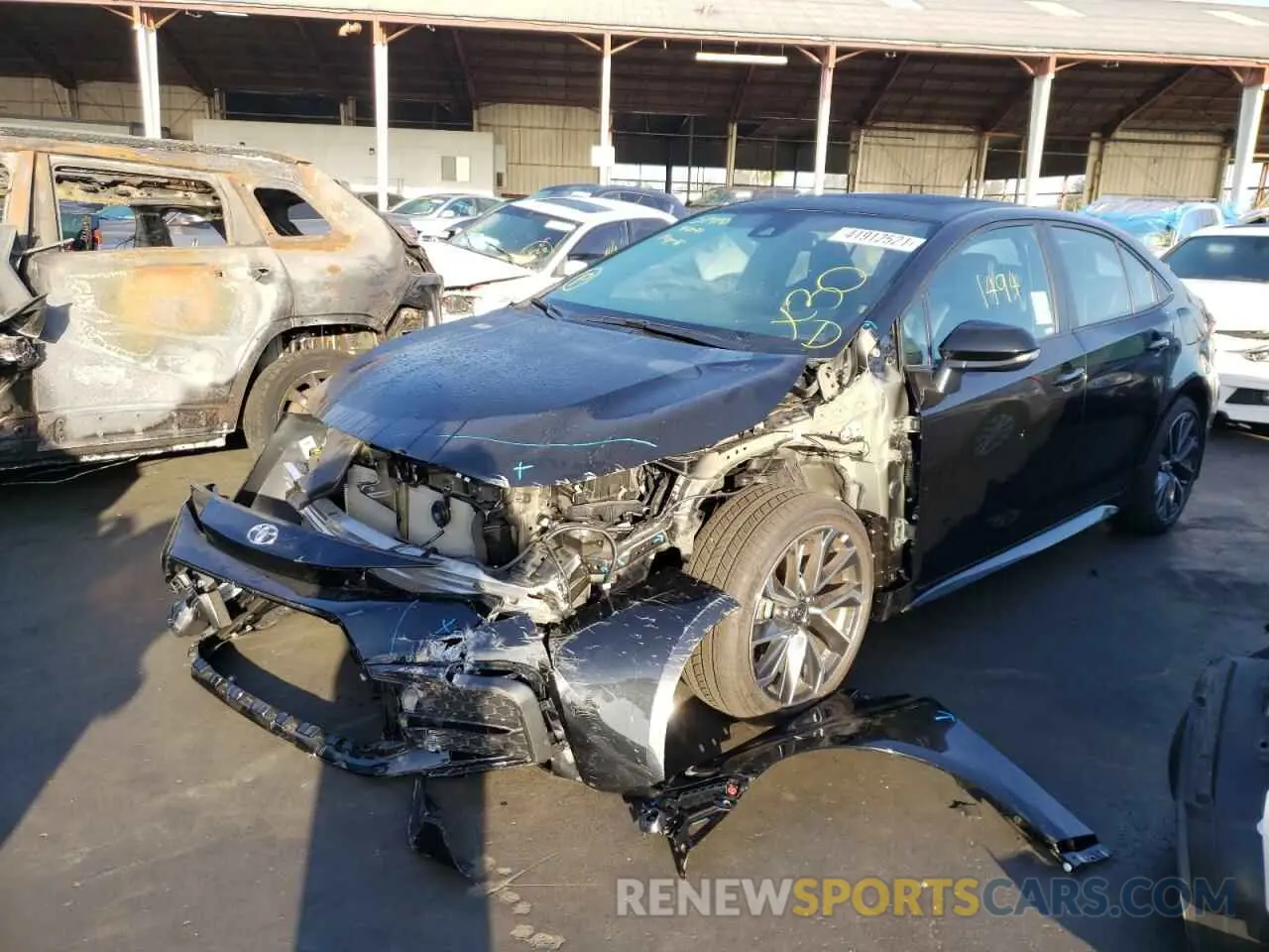2 fotografías del automóvil dañado 5YFT4MCE5MP065244 TOYOTA COROLLA 2021