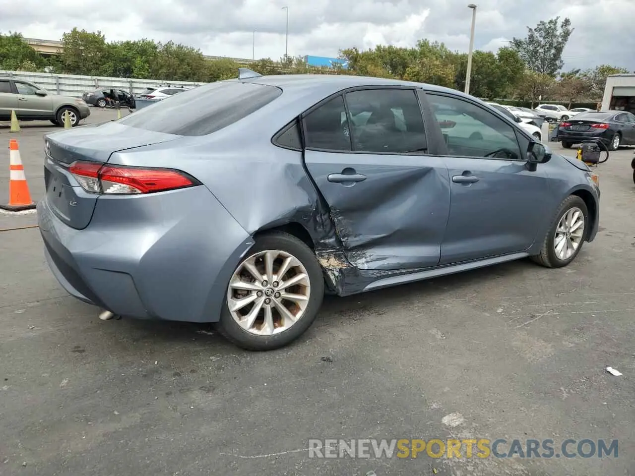3 fotografías del automóvil dañado 5YFVPMAE7MP205734 TOYOTA COROLLA 2021