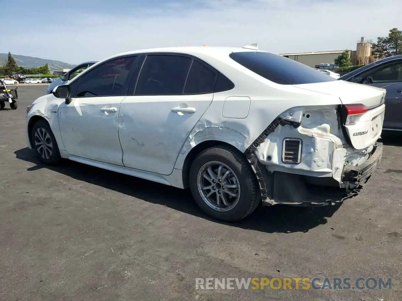 2 fotografías del automóvil dañado JTDEAMDE2MJ016281 TOYOTA COROLLA 2021