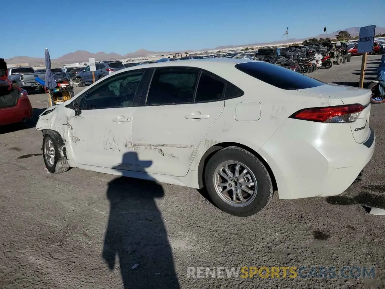 2 fotografías del automóvil dañado JTDEAMDE3MJ007749 TOYOTA COROLLA 2021