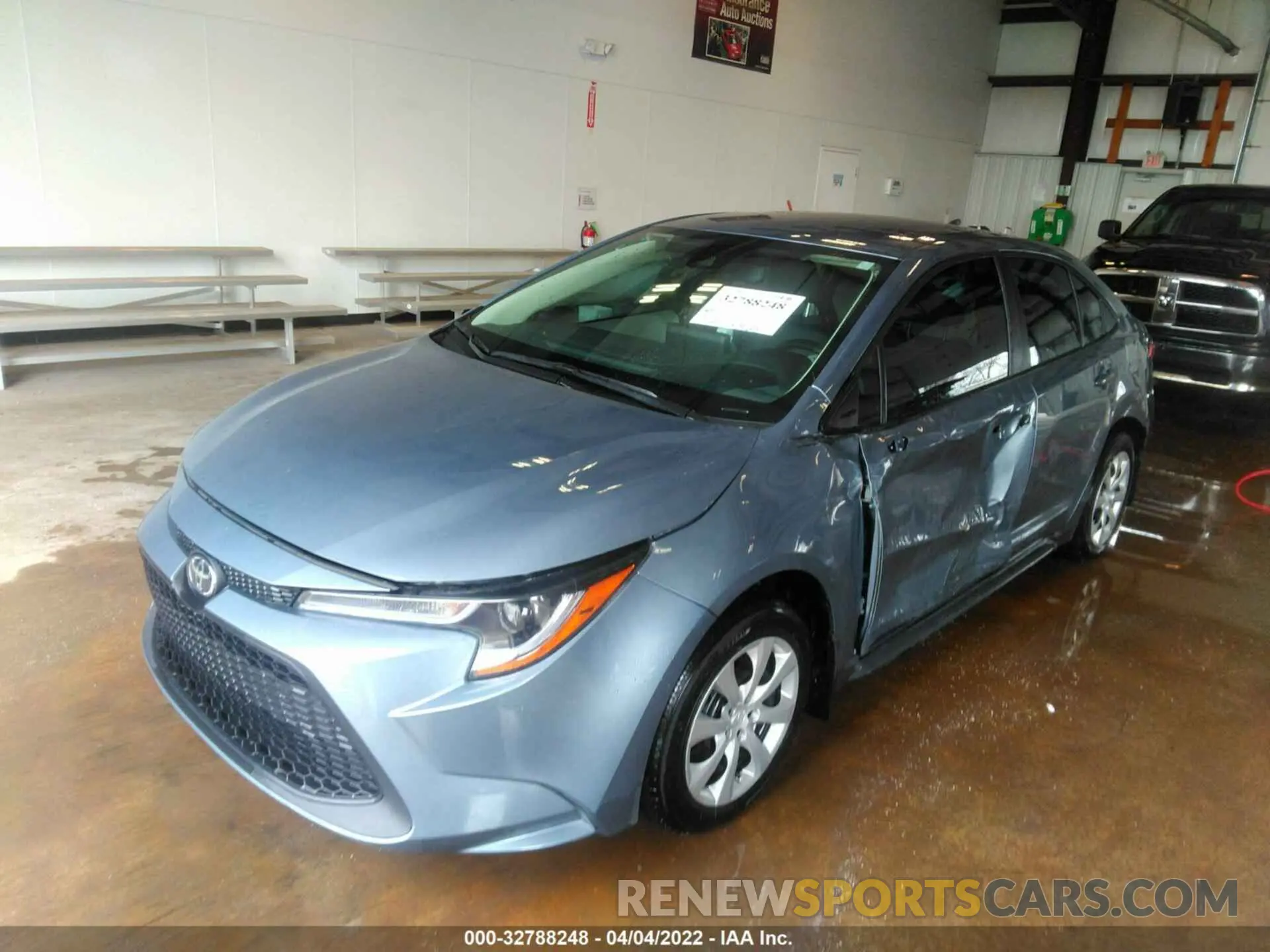 2 fotografías del automóvil dañado 5YFEPMAE1NP301893 TOYOTA COROLLA 2022