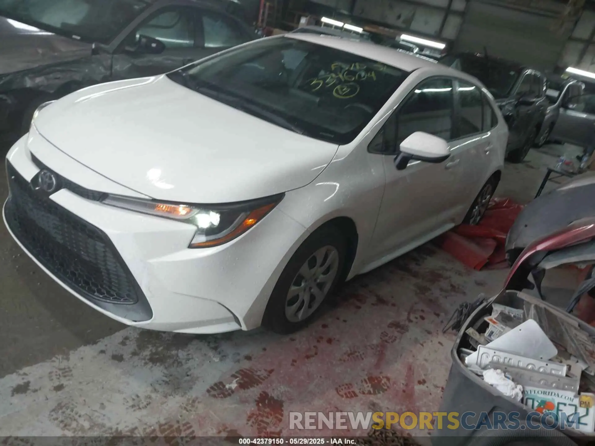 2 fotografías del automóvil dañado 5YFEPMAE1NP334604 TOYOTA COROLLA 2022