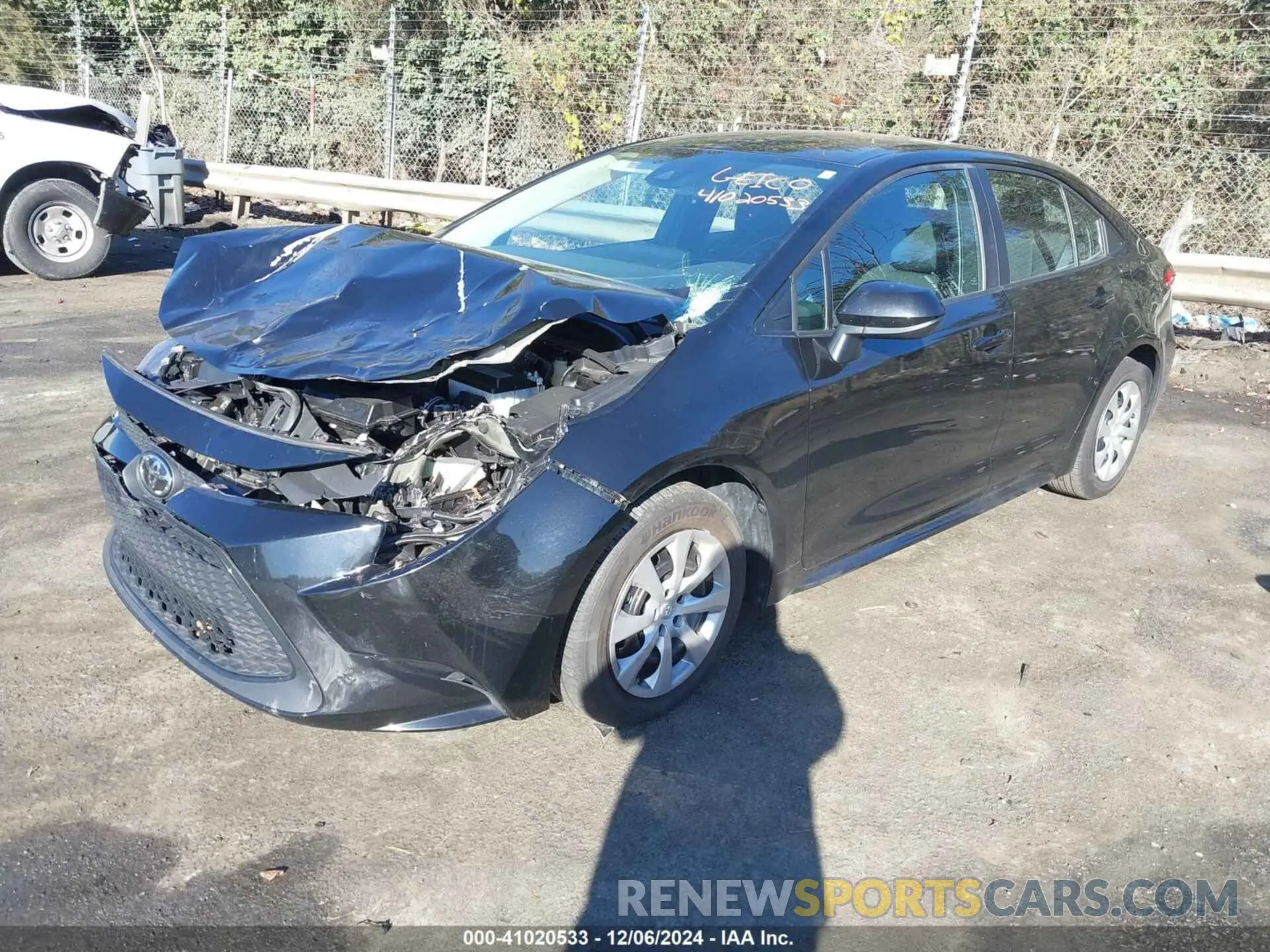 2 fotografías del automóvil dañado 5YFEPMAE1NP372110 TOYOTA COROLLA 2022