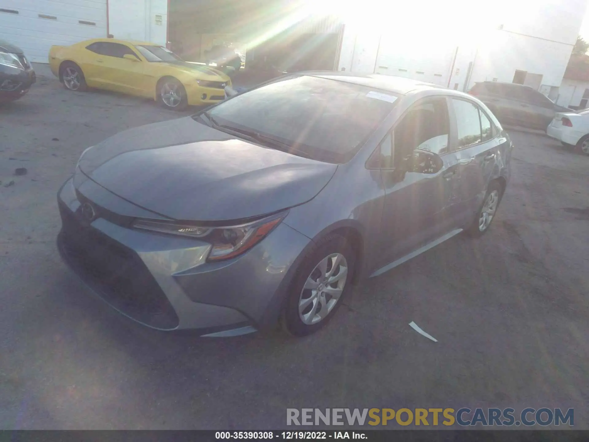 2 fotografías del automóvil dañado 5YFEPMAE2NP281640 TOYOTA COROLLA 2022
