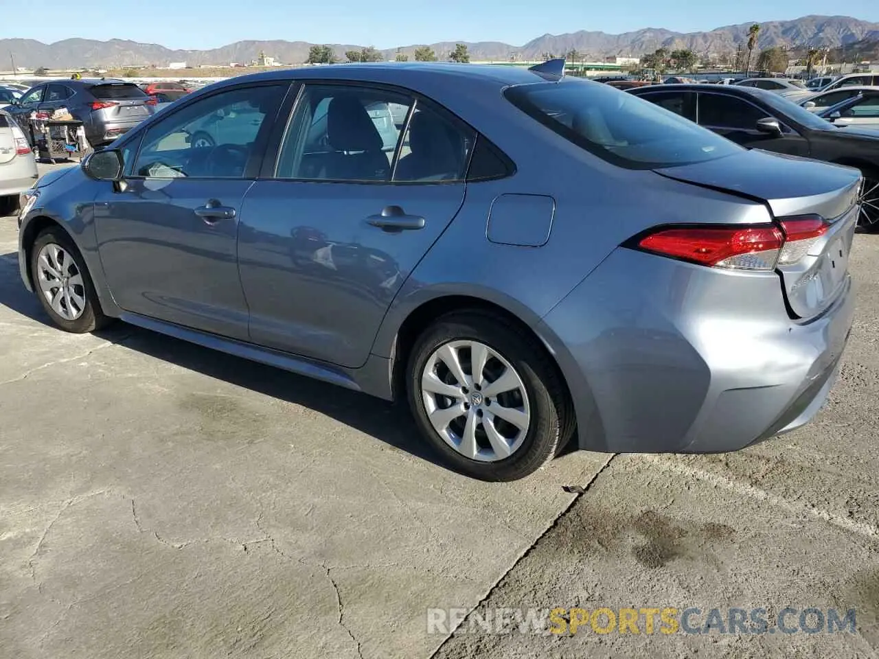 2 fotografías del automóvil dañado 5YFEPMAE2NP333669 TOYOTA COROLLA 2022