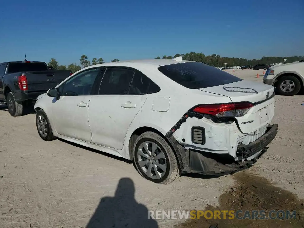 2 fotografías del automóvil dañado 5YFEPMAE3NP272901 TOYOTA COROLLA 2022