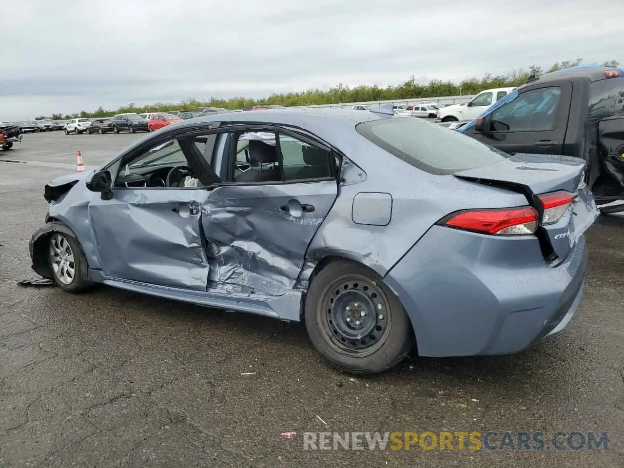 2 fotografías del automóvil dañado 5YFEPMAE3NP369497 TOYOTA COROLLA 2022