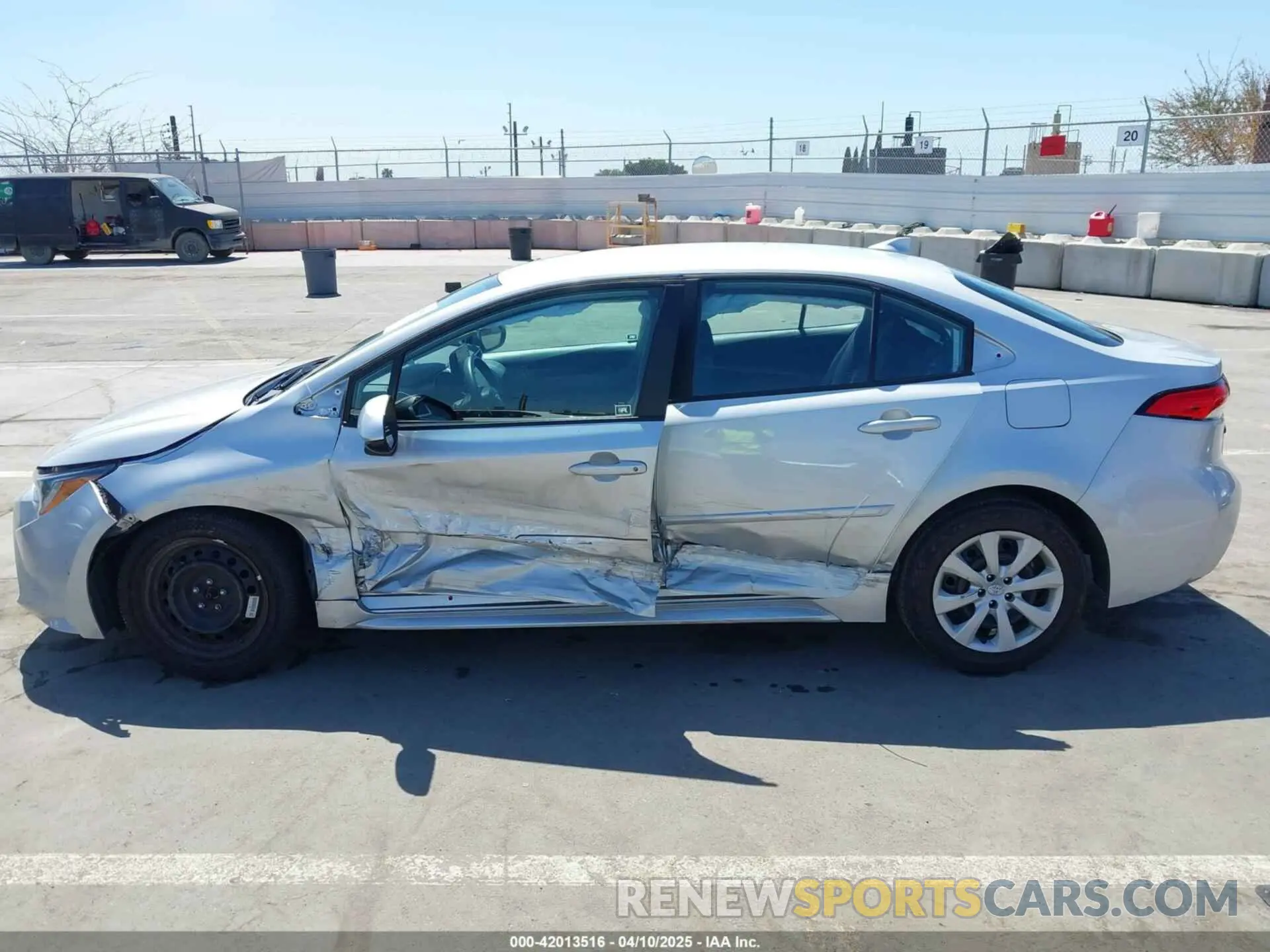 14 fotografías del automóvil dañado 5YFEPMAE4NP353356 TOYOTA COROLLA 2022