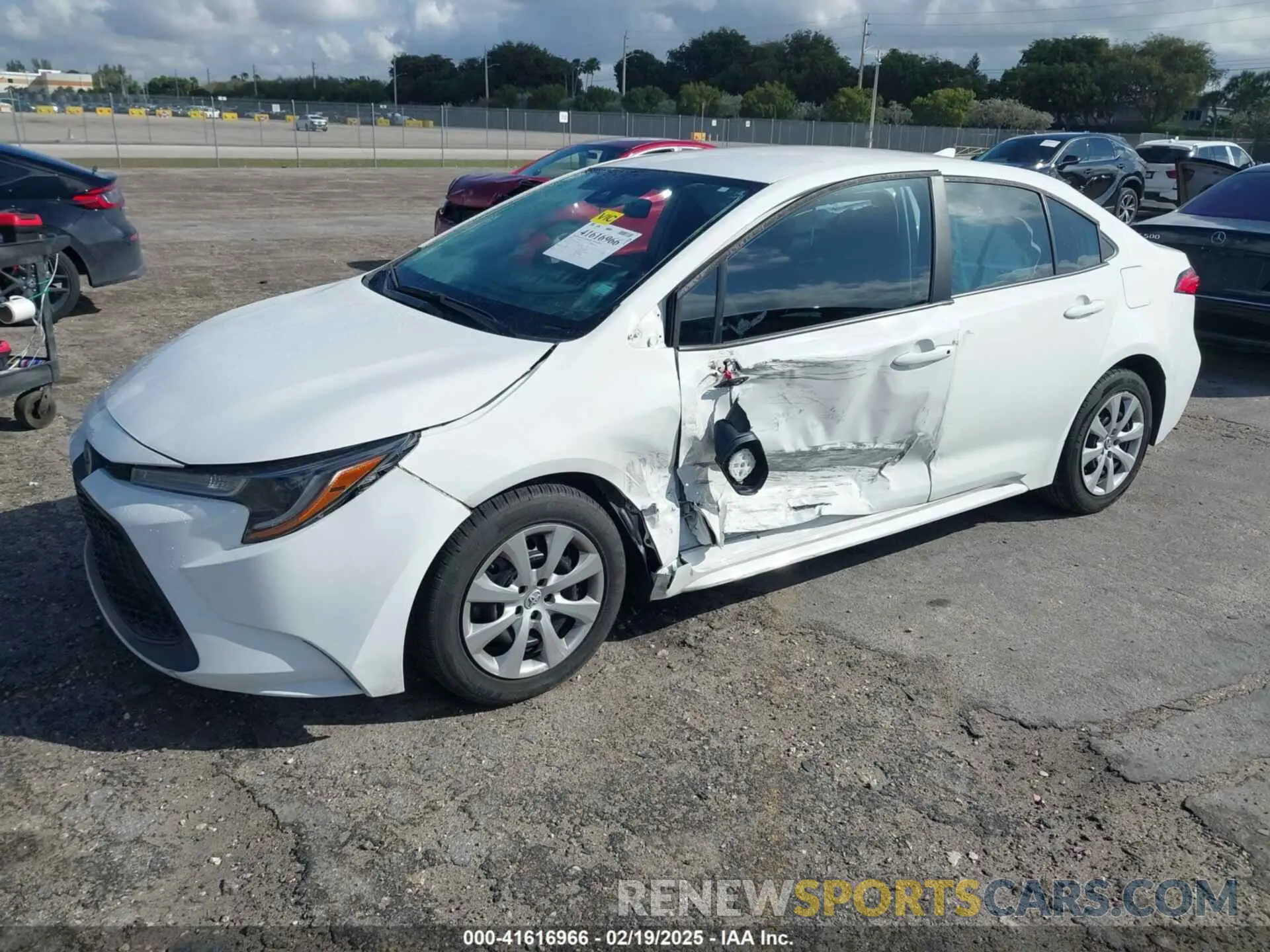 2 fotografías del automóvil dañado 5YFEPMAE7NP284551 TOYOTA COROLLA 2022