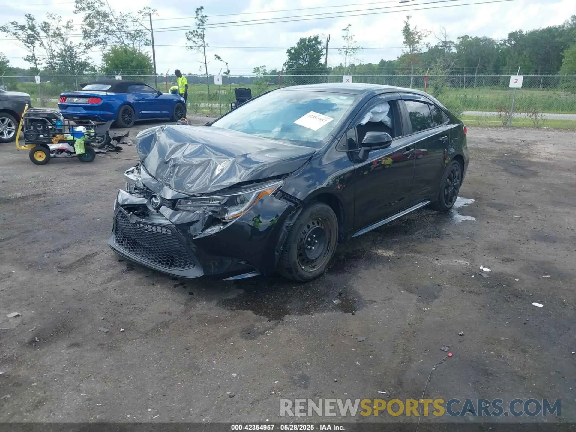 2 fotografías del automóvil dañado 5YFEPMAE7NP310856 TOYOTA COROLLA 2022