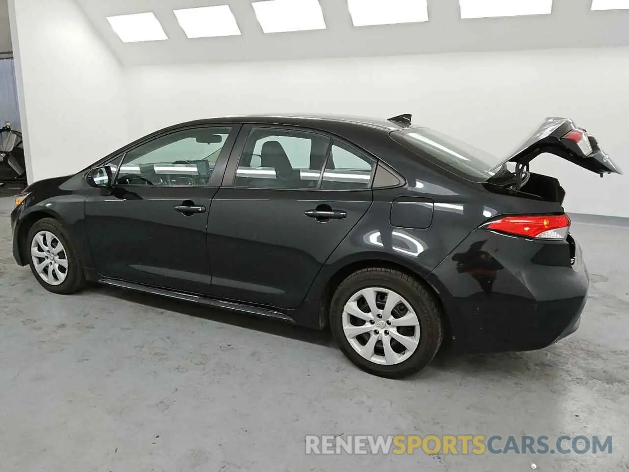2 fotografías del automóvil dañado 5YFEPMAE7NP322439 TOYOTA COROLLA 2022