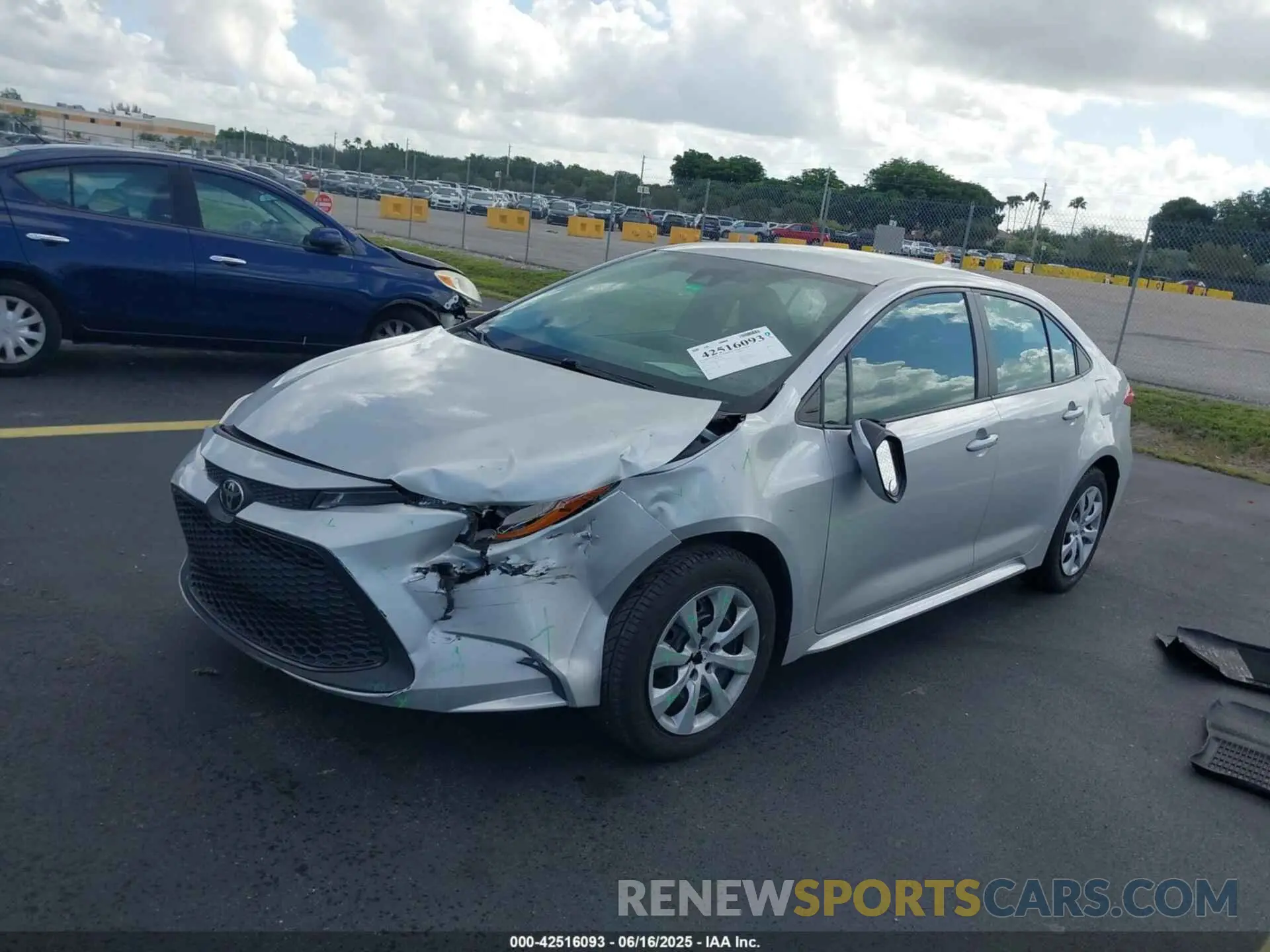 2 fotografías del automóvil dañado 5YFEPMAE7NP359748 TOYOTA COROLLA 2022