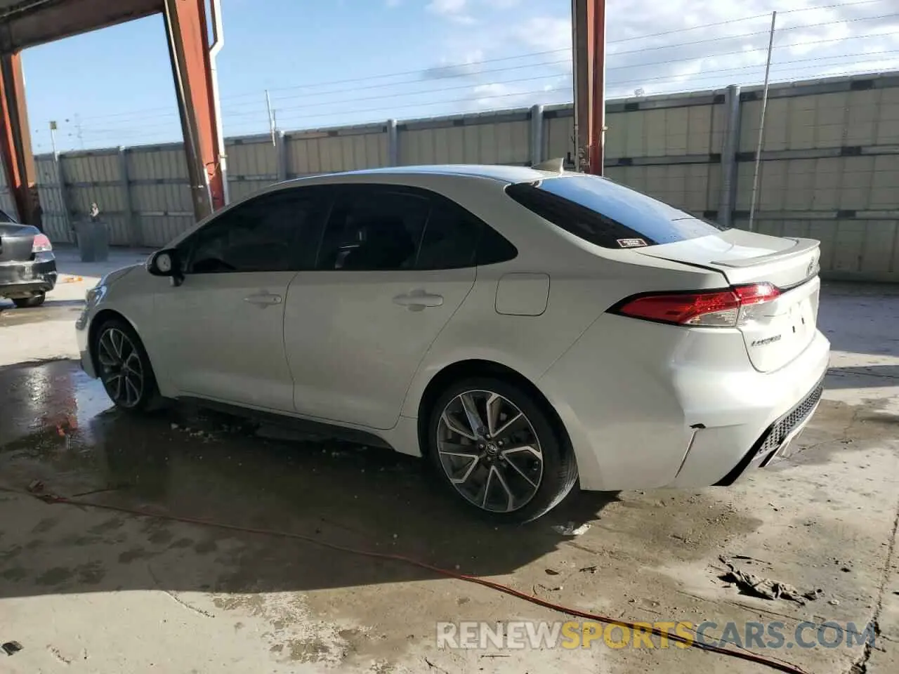 2 fotografías del automóvil dañado 5YFS4MCE4NP131313 TOYOTA COROLLA 2022