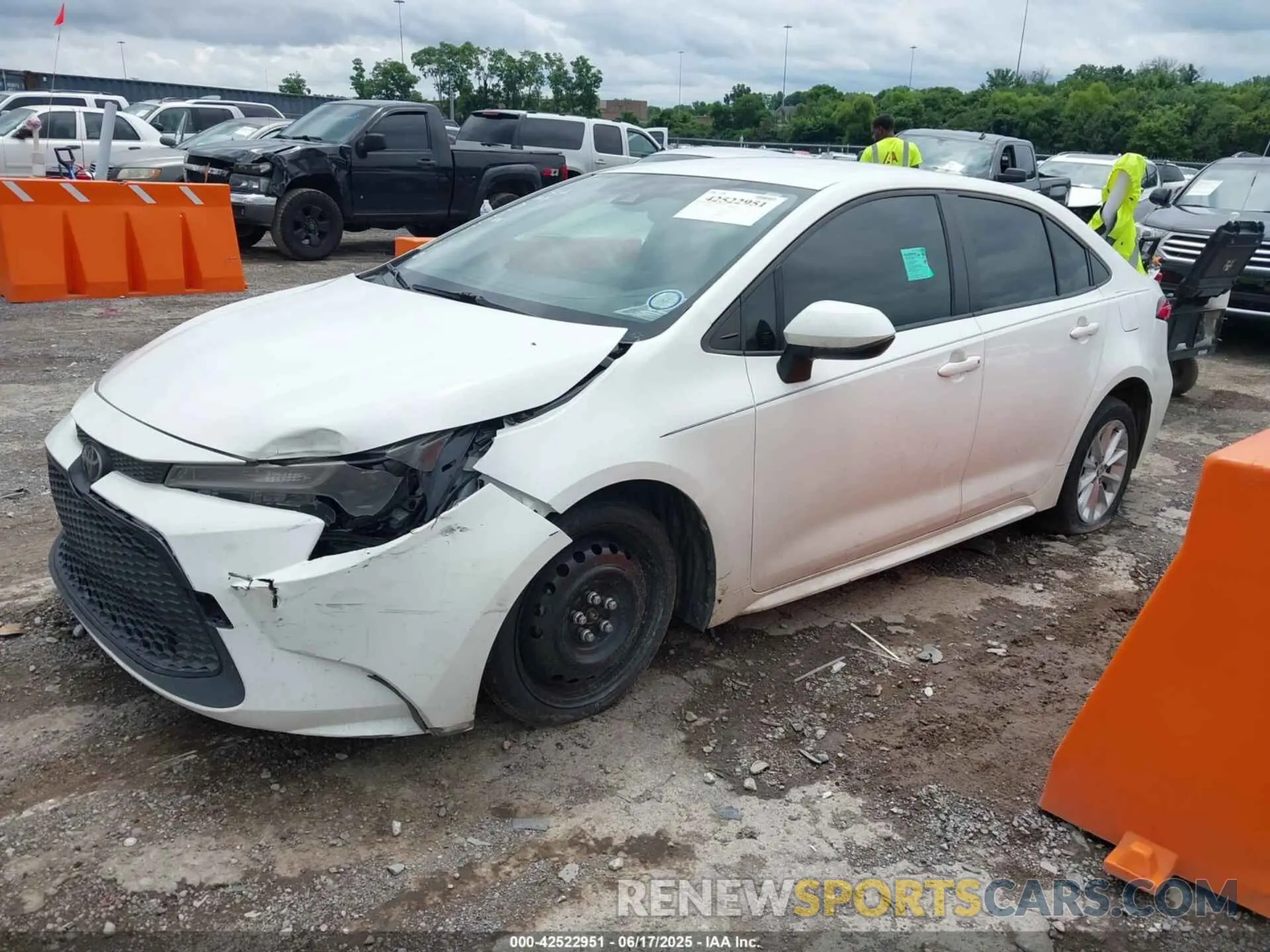 2 fotografías del automóvil dañado JTDVPMAE5NJ202319 TOYOTA COROLLA 2022
