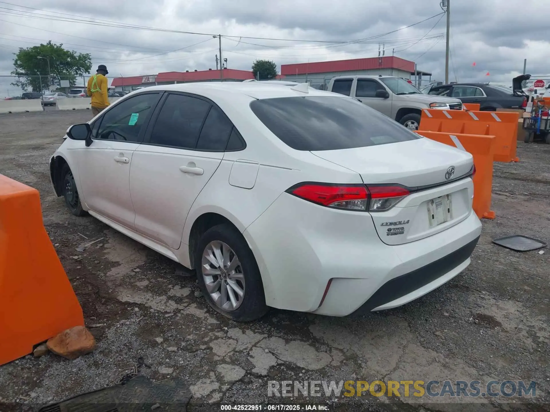 3 fotografías del automóvil dañado JTDVPMAE5NJ202319 TOYOTA COROLLA 2022