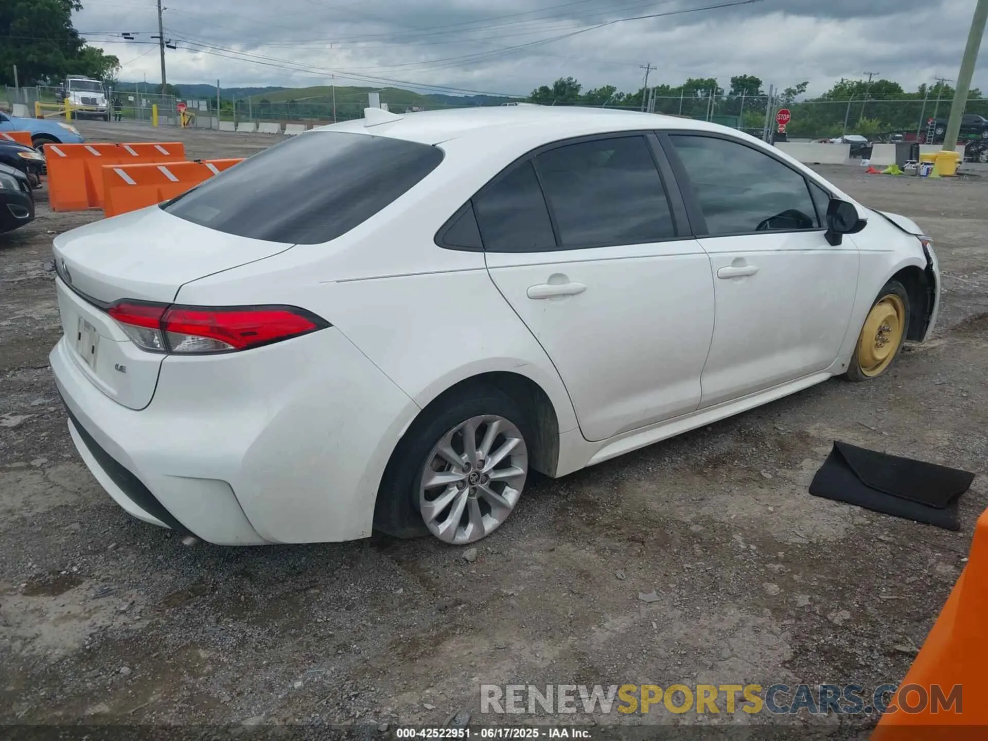 4 fotografías del automóvil dañado JTDVPMAE5NJ202319 TOYOTA COROLLA 2022