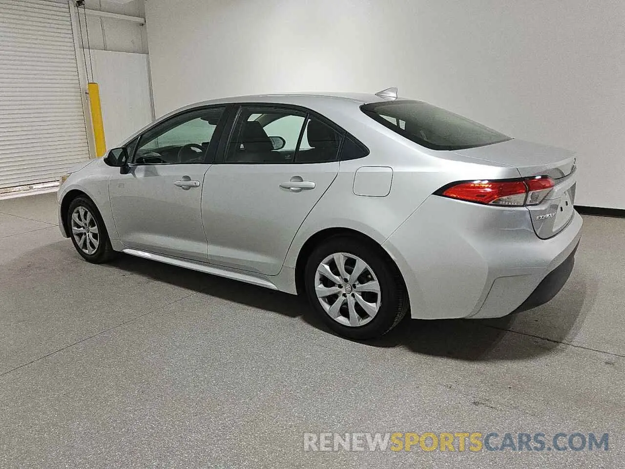 2 fotografías del automóvil dañado 5YFB4MDE9PP011234 TOYOTA COROLLA 2023